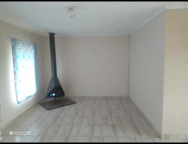 3 BEDROOM HOUSE FOR SALE IN BISLEY